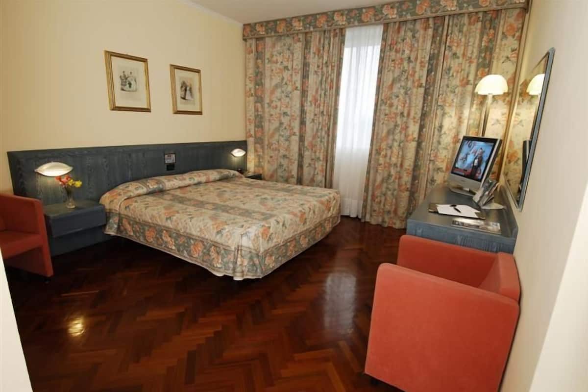 Junior Suite, 1 Double Bed | Minibar, in-room safe, desk, soundproofing