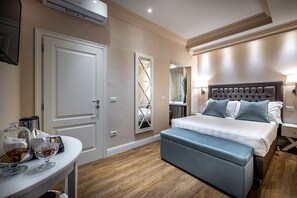 Quarto casal básico | 1 quarto, edredons de pluma, frigobar, cofres nos quartos