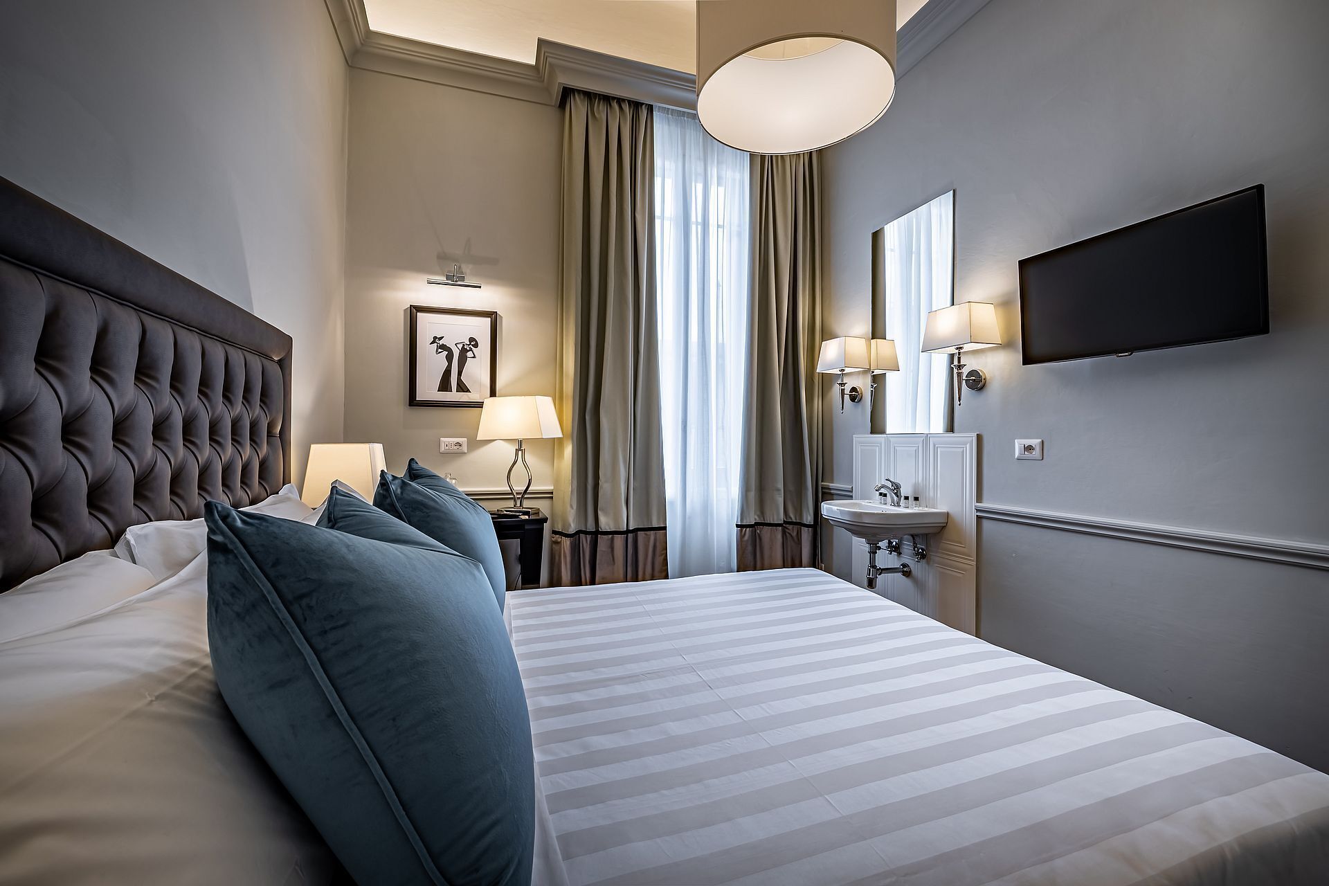 economy double room, private bathroom (external) | 15 bedrooms, down duvets, minibar, in-room safe