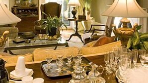 A dining area with a chandelier, green curtains, and a table set for a meal. - Terrell House Bed & Breakfast (New Orleans)