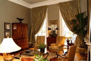 36–tuumainen taulutelevisio, jossa kaapelikanavat