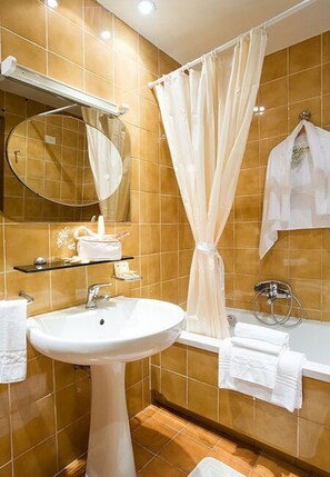 Ducha, artículos de higiene personal gratuitos y secador de pelo
