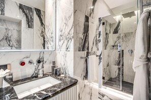 Shower, free toiletries, hair dryer, towels - Hotel Zara (Rome)