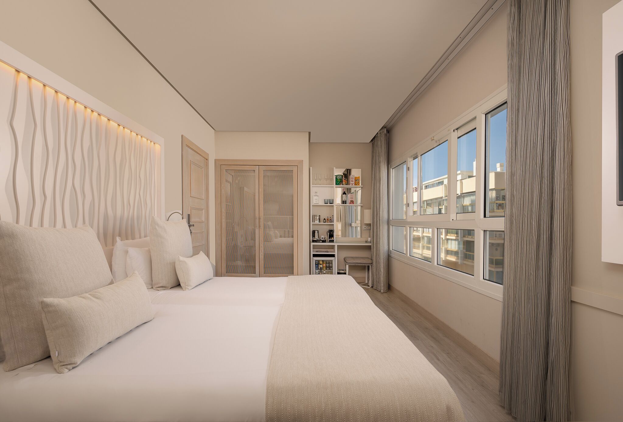 Ropa de cama de alta calidad y minibar 