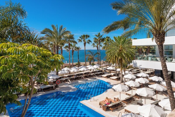 Outdoor pool, pool loungers