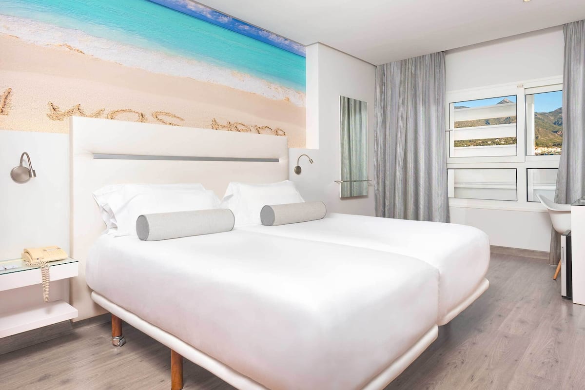 1 bedroom, premium bedding, minibar, in-room safe