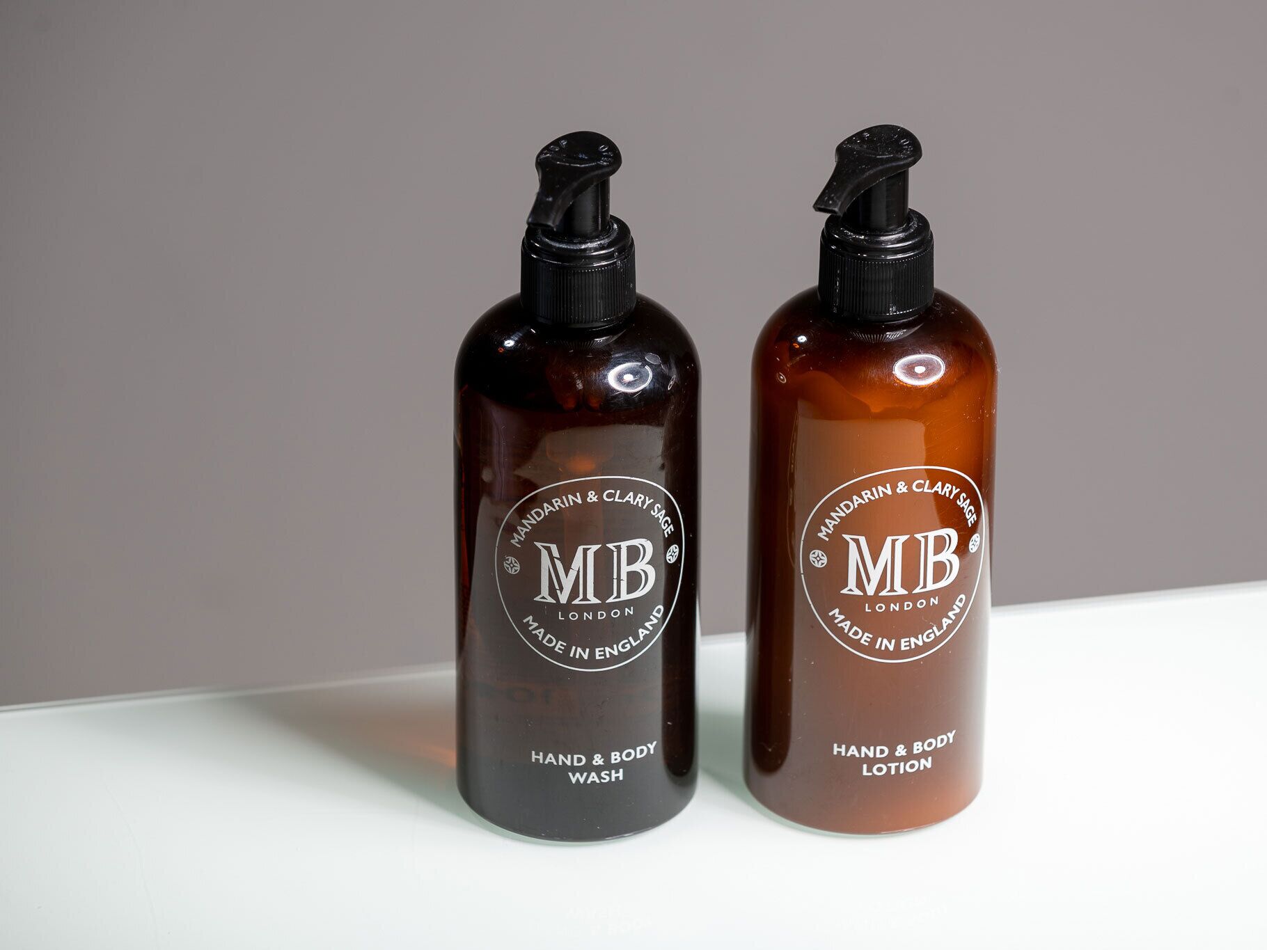 Dos botellas de jabón para manos y cuerpo.