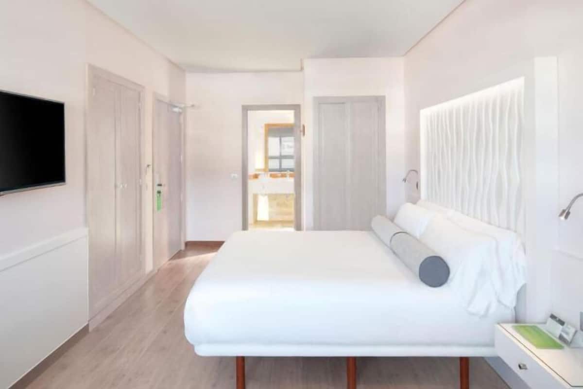 1 bedroom, premium bedding, minibar, in-room safe