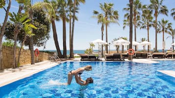 Außenpool, Liegestühle