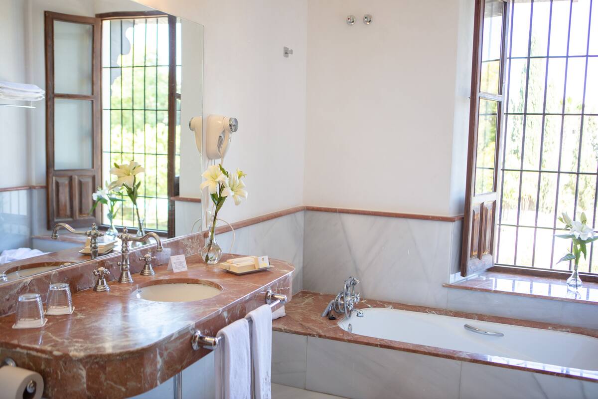 superior double room | bathroom | combined shower/bathtub, free toiletries, hair dryer, bathrobes