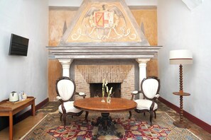 Junior Room | Minibar, in-room safe, individually decorated, individually furnished - Monasterio de San Francisco (Palma del Rio)