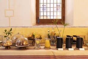 Frokostbuffé hver dag (EUR 15 per person)