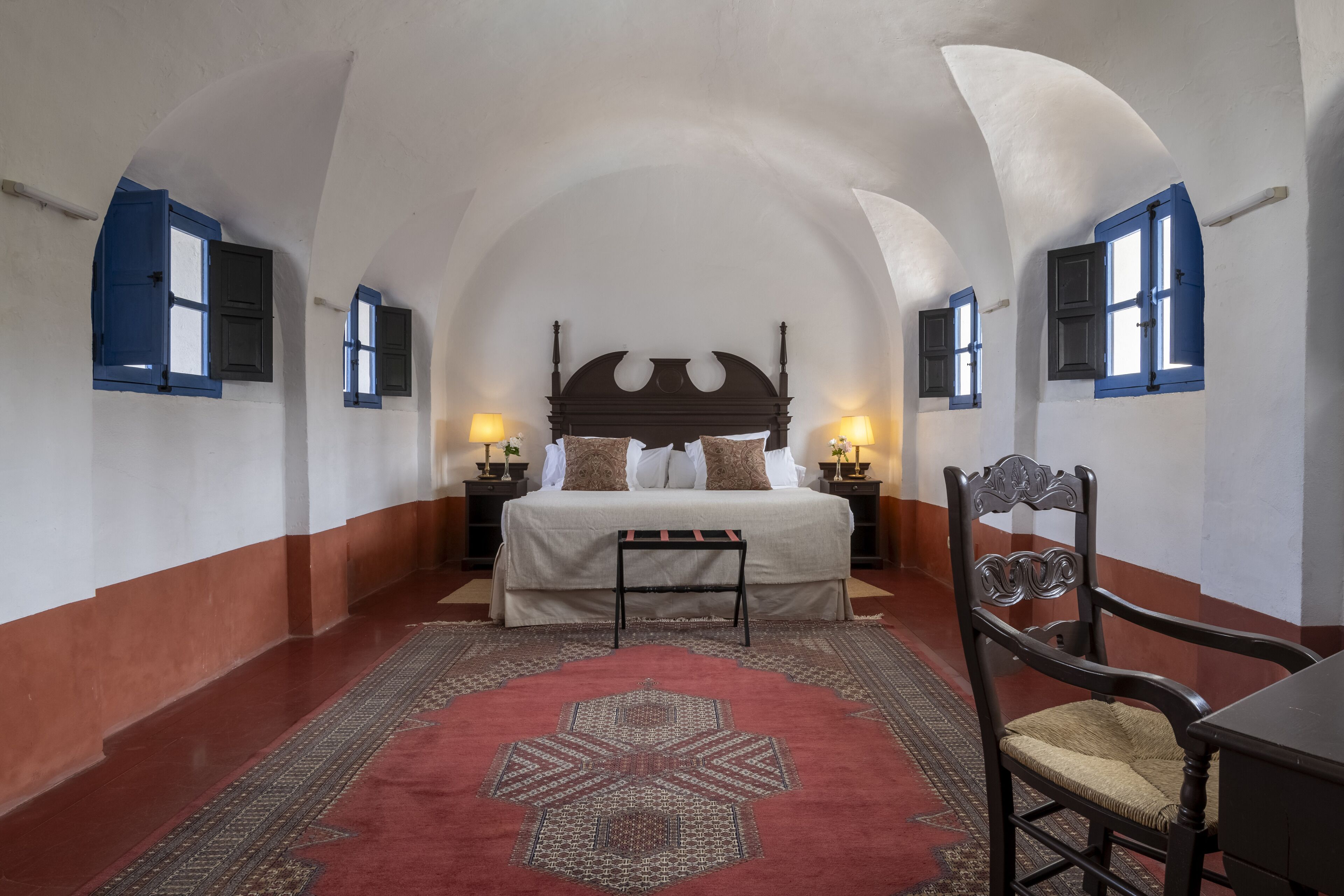 junior room | minibar, in-room safe, individually decorated, individually furnished