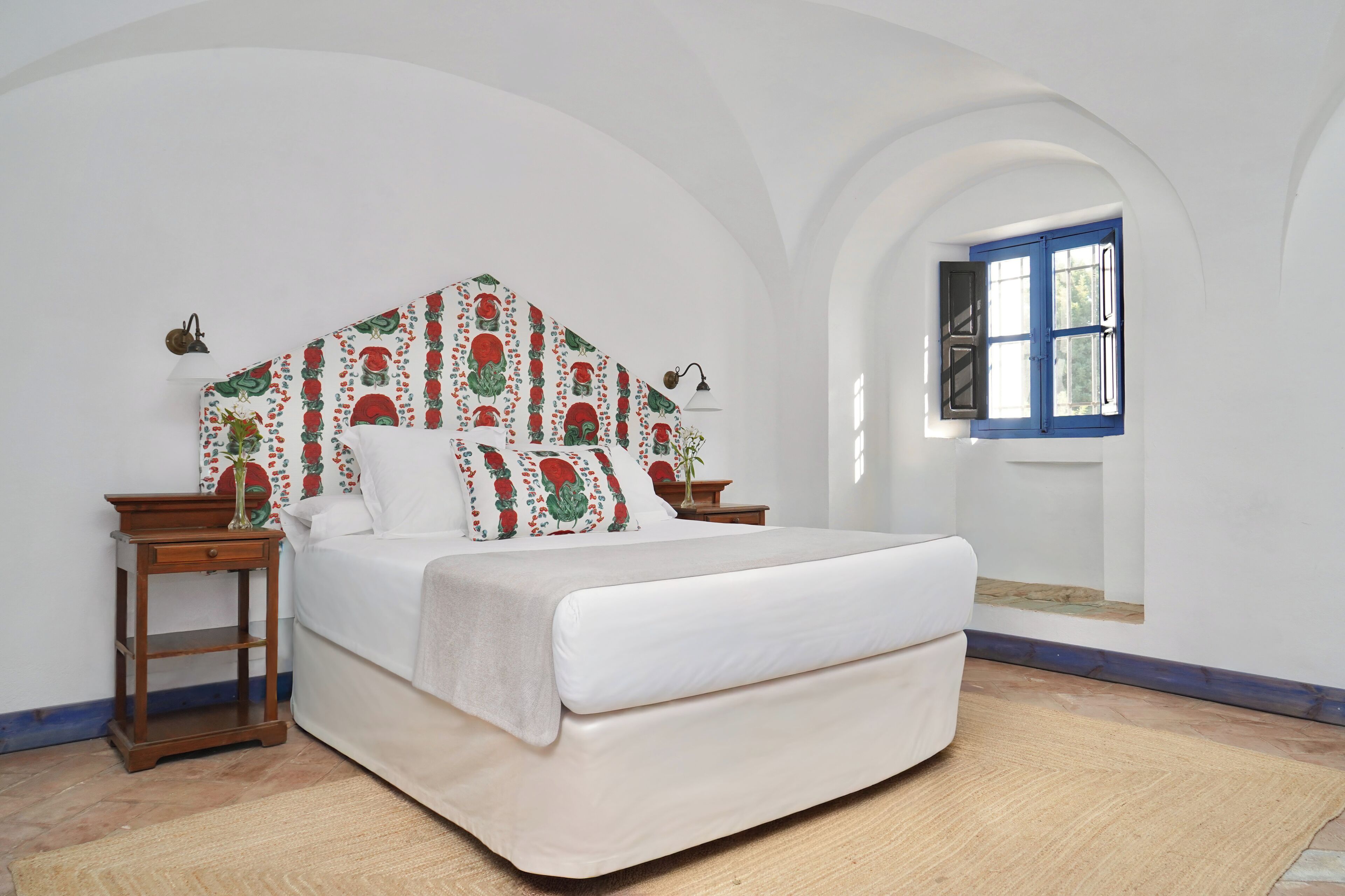 Standard Triple Room | Minibar, in-room safe, individually decorated, individually furnished