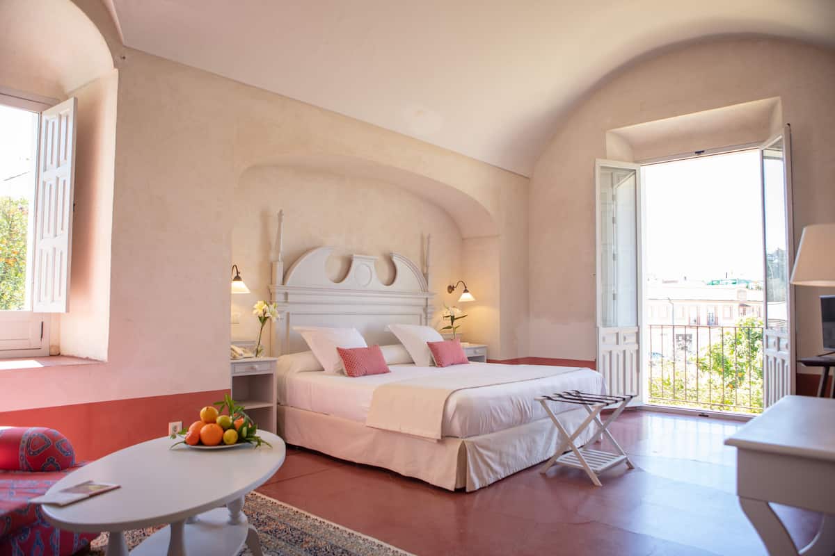 Junior Room | Minibar, in-room safe, individually decorated, individually furnished