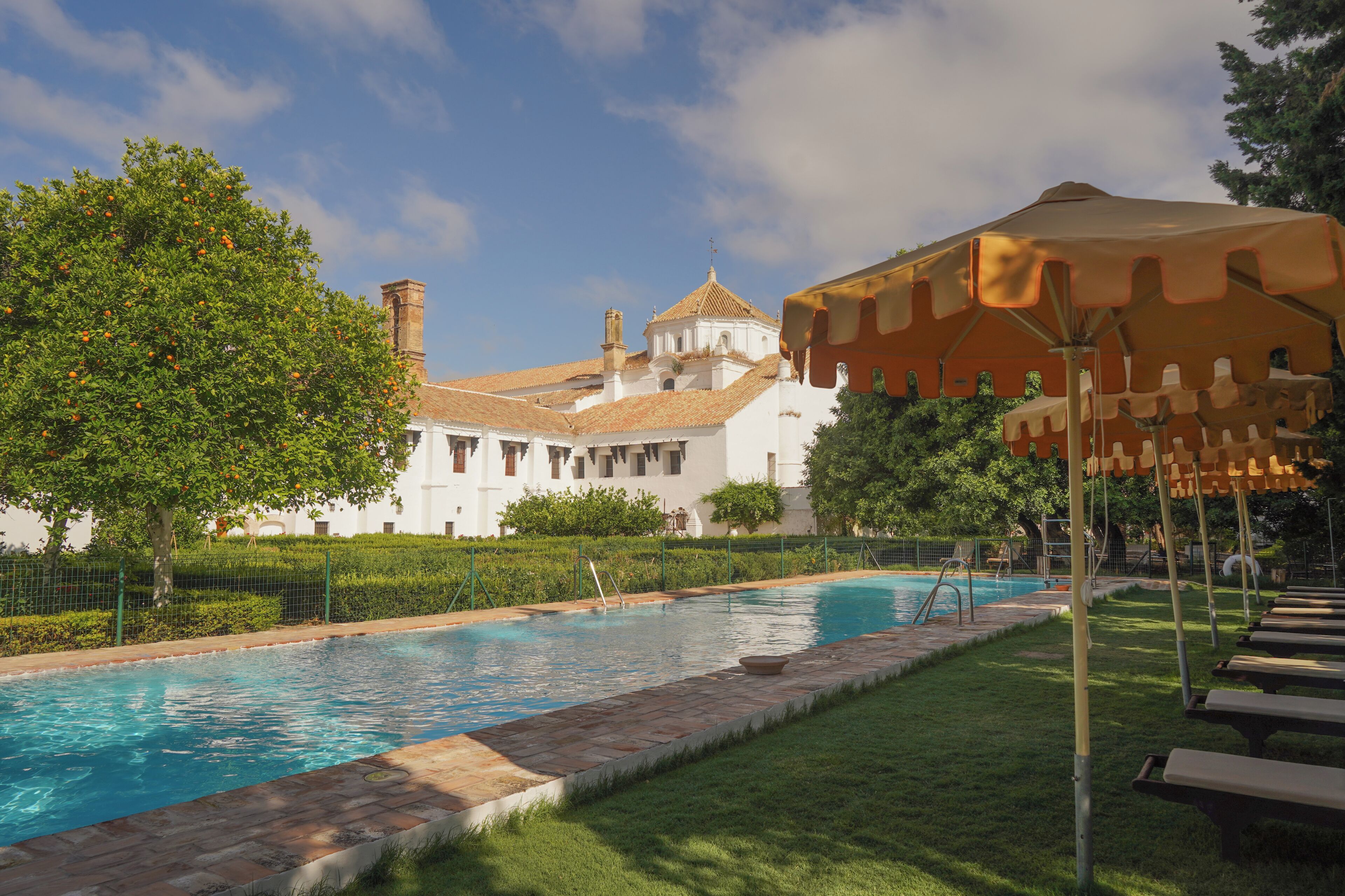 Una piscina al aire libre de temporada (de 09:30 a 20:30), tumbonas