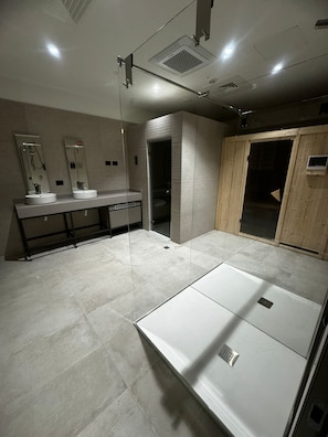 Sauna, steam room