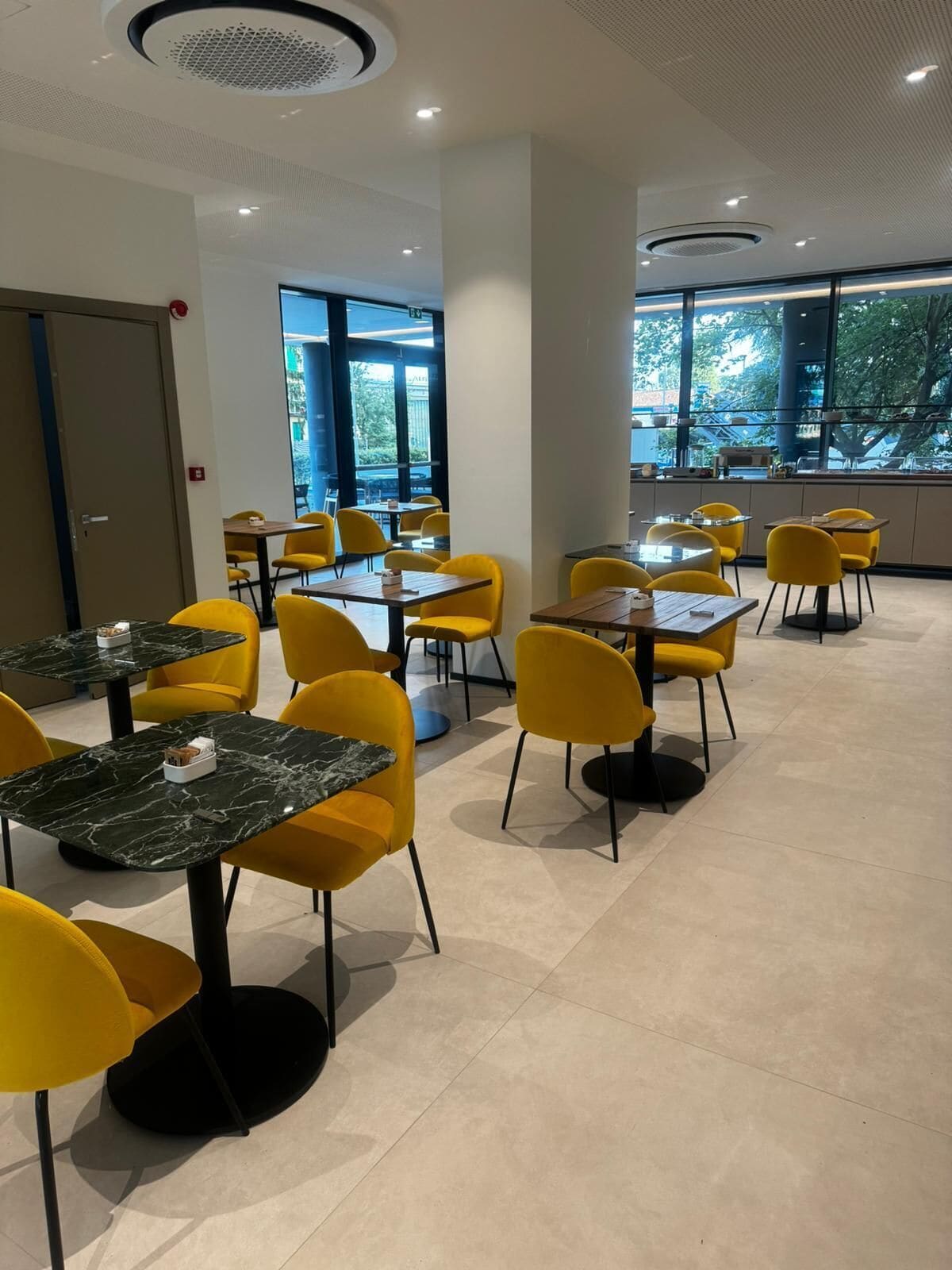 Desayuno buffet (EUR 16.50 por persona) 