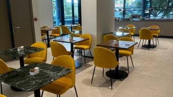 Petit déjeuner buffet (16.50 EUR par personne)