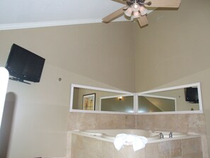 套房, 1 張特大雙人床和 1 張沙發床, 非吸煙房, 熱水浴缸 | 書桌、熨斗/熨衣板、折疊床/加床、免費無線上網