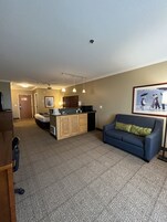 Escritorio, tabla de planchar con plancha y camas plegables/adicionales 