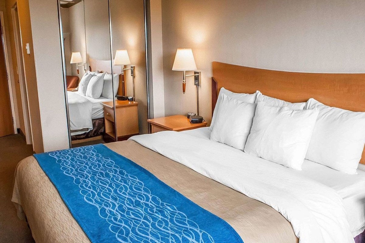 Desk, iron/ironing board, rollaway beds, free WiFi