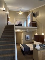 Escritorio, tabla de planchar con plancha y camas plegables/adicionales 