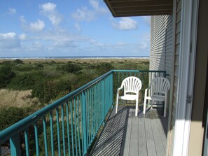 A balcony with a view of the beach and ocean. - Comfort Inn & Suites Ocean Shores (Ocean Shores)