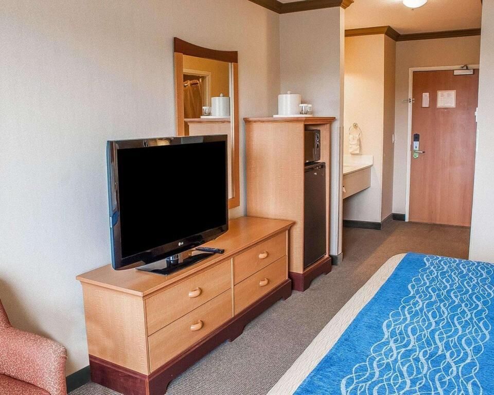 Desk, iron/ironing board, rollaway beds, free WiFi