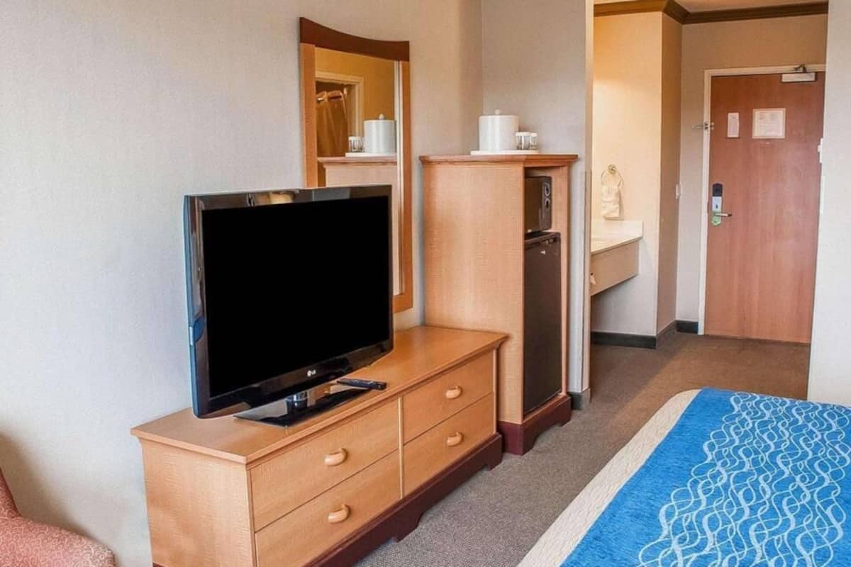Desk, iron/ironing board, rollaway beds, free WiFi