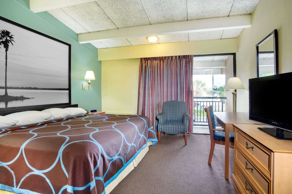 Bộ đồ giường cao cấp, bàn, màn/rèm cản sáng