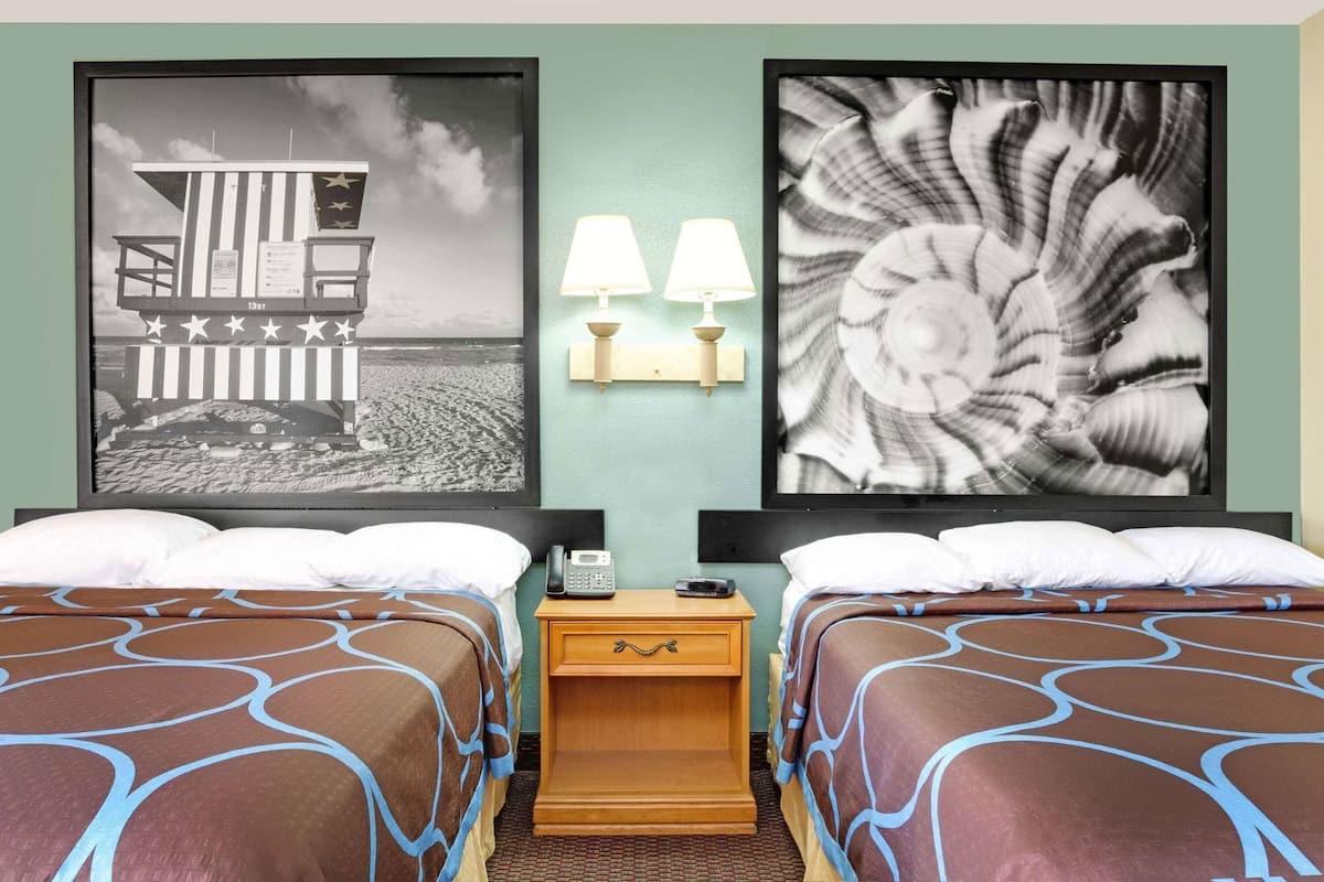 Bộ đồ giường cao cấp, bàn, màn/rèm cản sáng