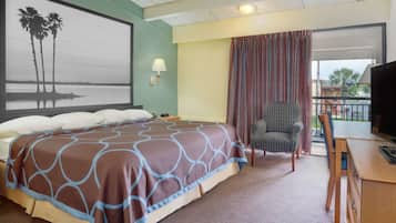 Premium bedding, desk, blackout drapes, free cribs/infant beds