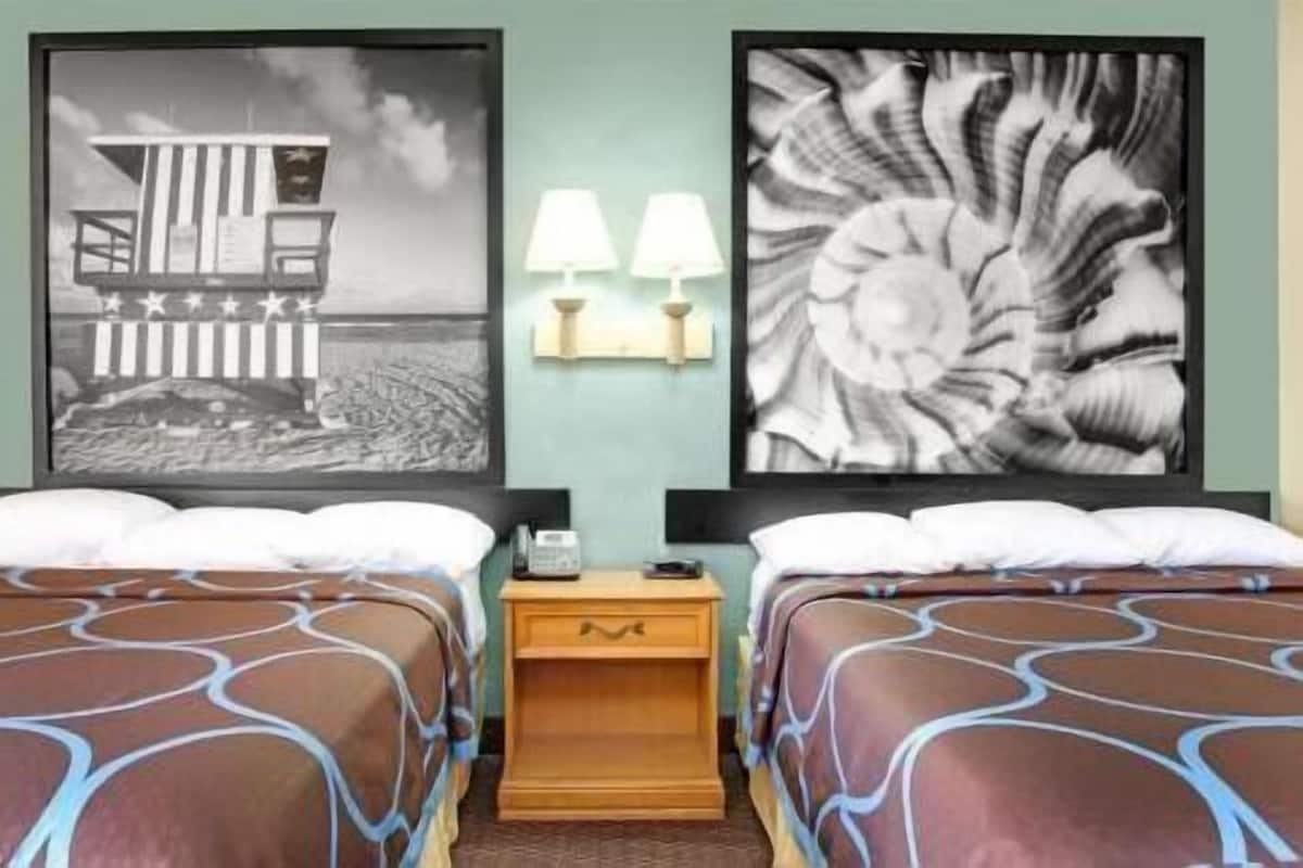 Bộ đồ giường cao cấp, bàn, màn/rèm cản sáng