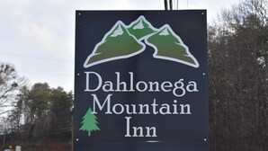 A sign for Dahlonega Mountain Inn featuring a mountain graphic and text. - Dahlonega Mountain Inn (Dahlonega)