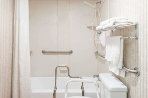 Zimmer, 2 Doppelbetten, barrierefrei, Nichtraucher | Badezimmer | Duschwanne, Haartrockner, Handtücher