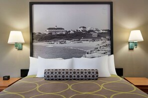 Room, 1 King Bed, Non Smoking | Desk, iron/ironing board, free WiFi, bed sheets