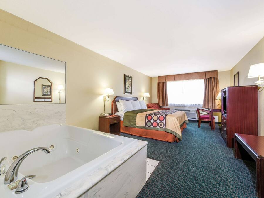 Suite, 1 King Bed | Iron/ironing board, free WiFi, bed sheets, alarm clocks