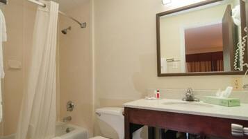 Un baño con bañera, inodoro y lavabo.