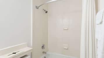 Secador de cabelo, toalhas de banho