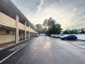 Parking - Motel 6 Old Saybrook, CT (Old Saybrook)