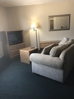 Habitación, 1 cama King size, para no fumadores, hidromasaje | Cortinas blackout, wifi gratis, ropa de cama y despertador 