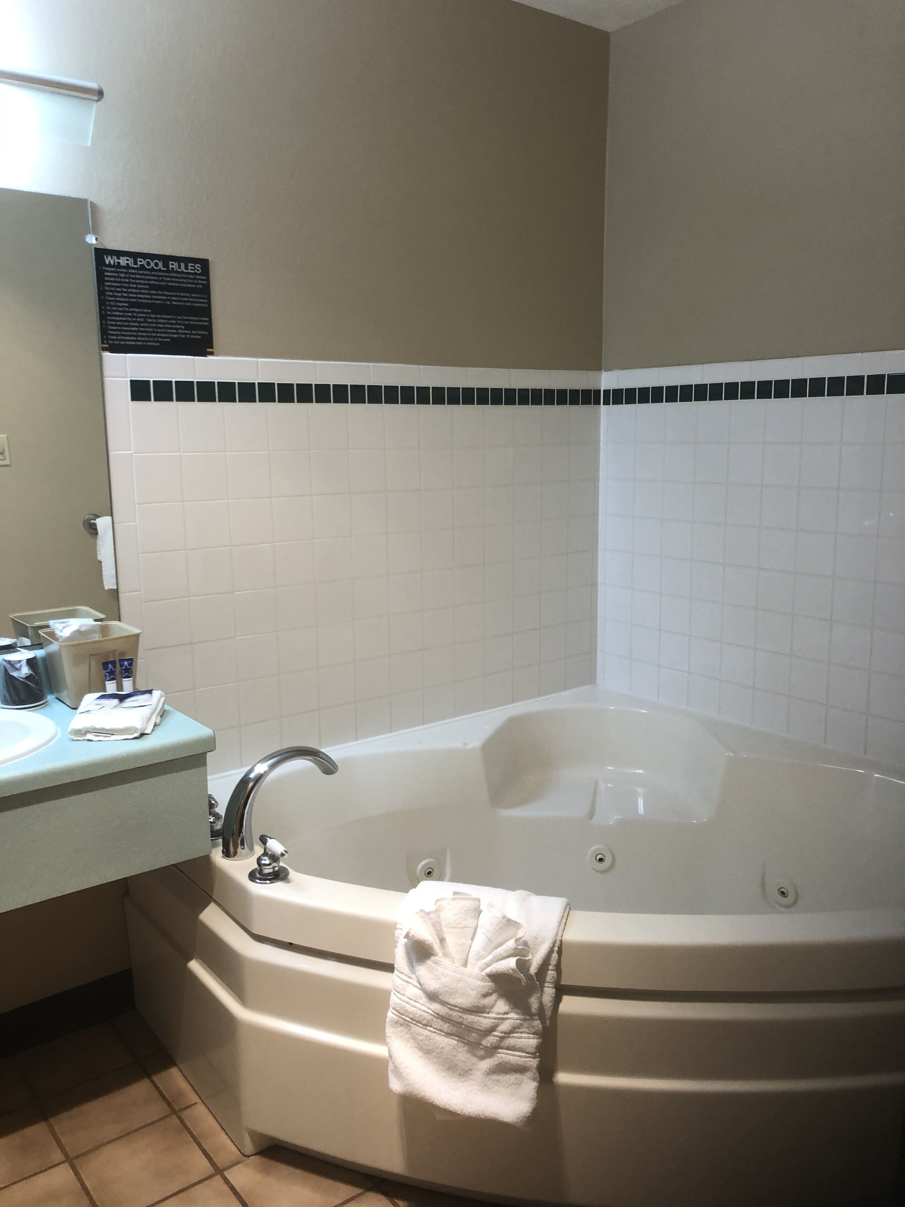 room, 1 king bed, non smoking, jetted tub | bathroom | free toiletries, hair dryer, towels