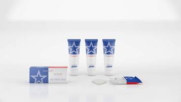 Een basis haarverzorgingsset van basicearth met shampoo, conditioner en tubes body lotion, plus een doosje en een sachet.