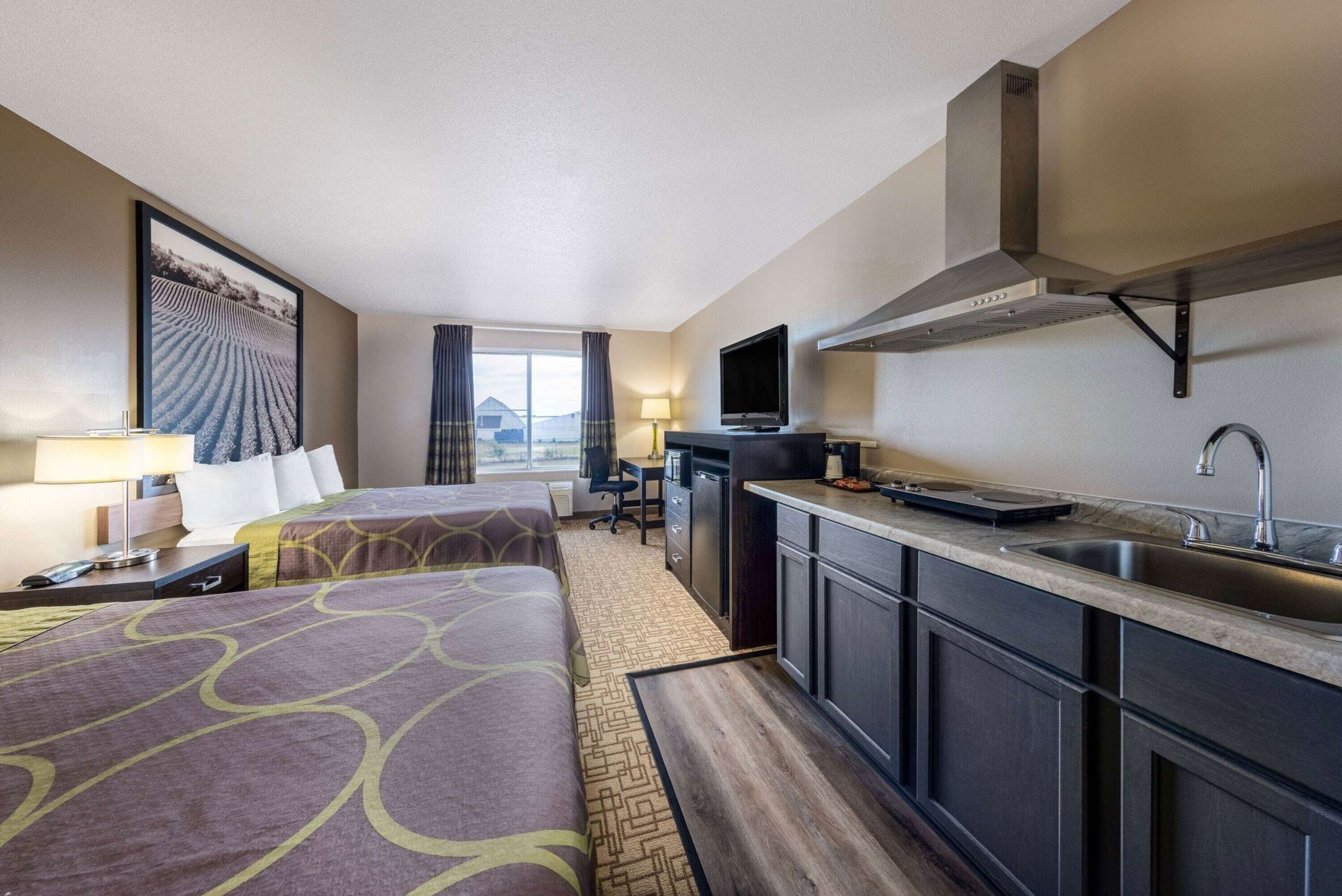 Caja de seguridad en la habitación, escritorio y cortinas blackout 