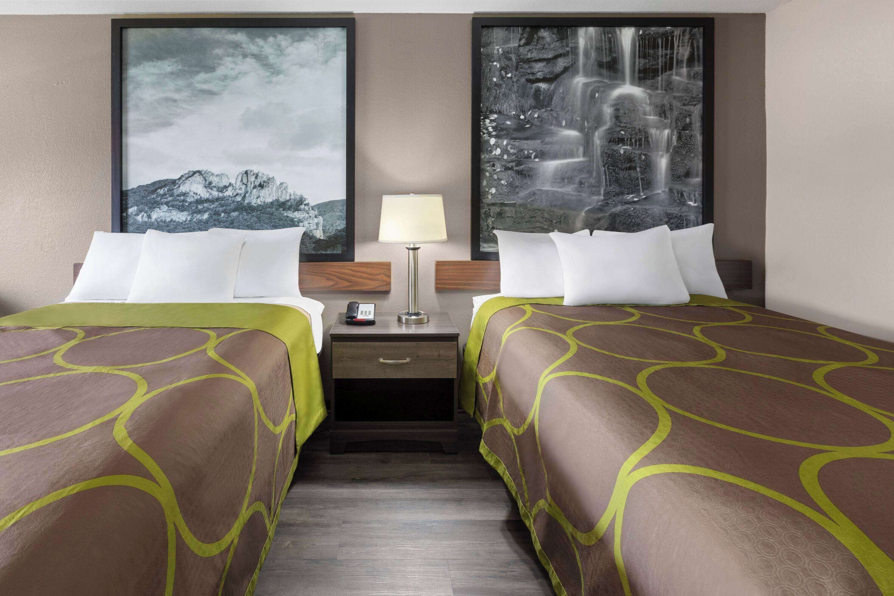 房內夾萬、書桌、手提電腦工作空間、遮光窗簾/窗簾