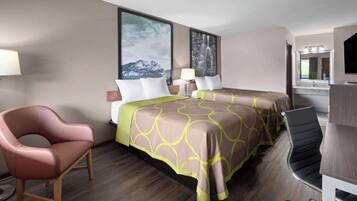 Habitación de hotel con una cama, dos mesitas de noche, un escritorio con silla, una lámpara y un ventanal grande.