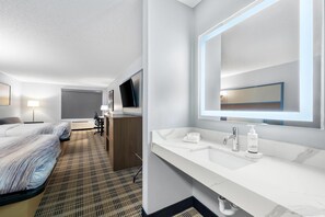 Premier kamer, 2 queensize bedden, niet-roken | Een bureau, een laptopwerkplek, verduisterende gordijnen