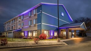 A multi-story hotel with a modern design, featuring a flat roof and a covered entrance. - AmericInn by Wyndham Columbus Wisconsin (Columbus)