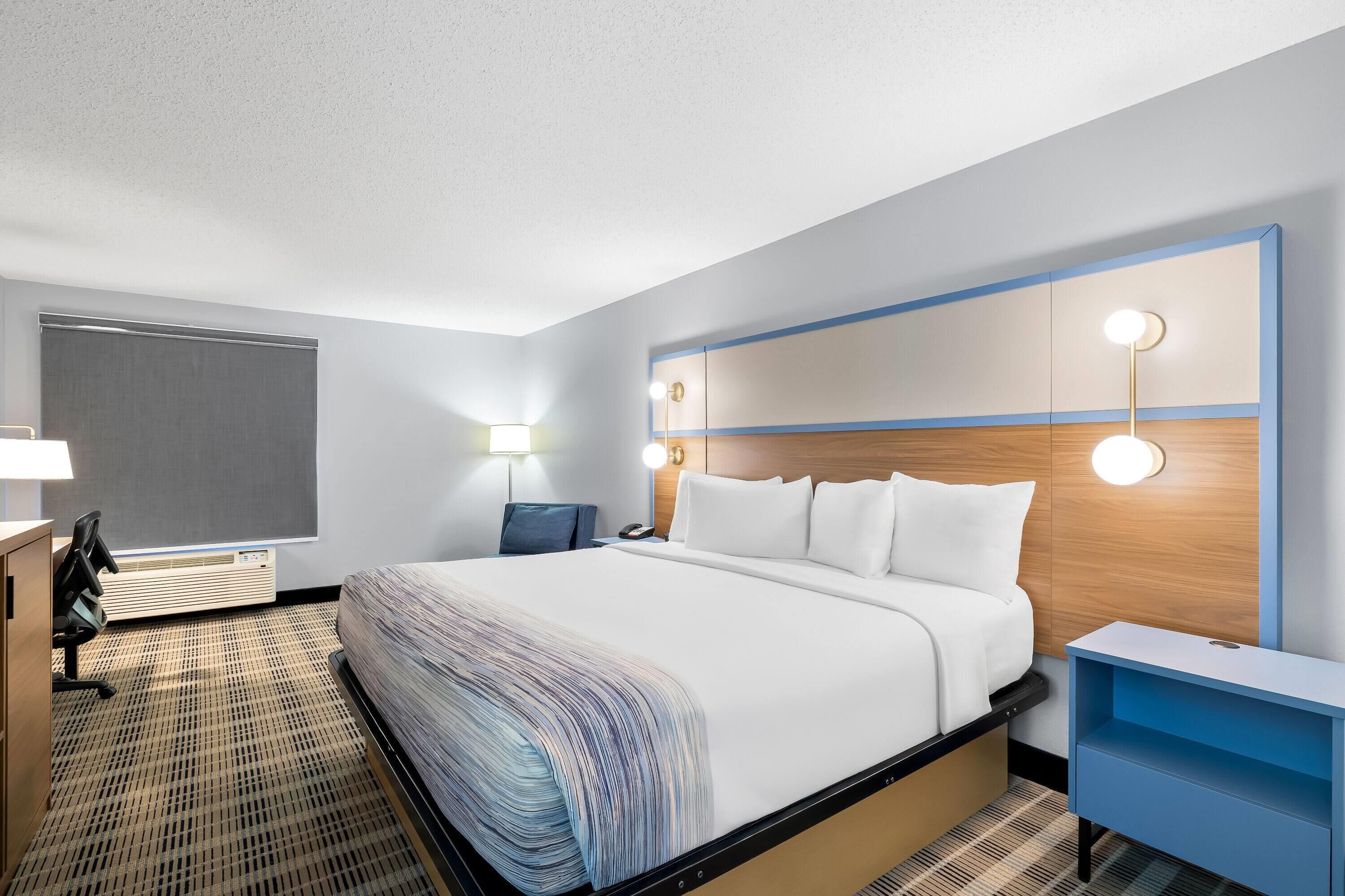 Bureau, espace de travail pour ordinateur portable, rideaux occultants